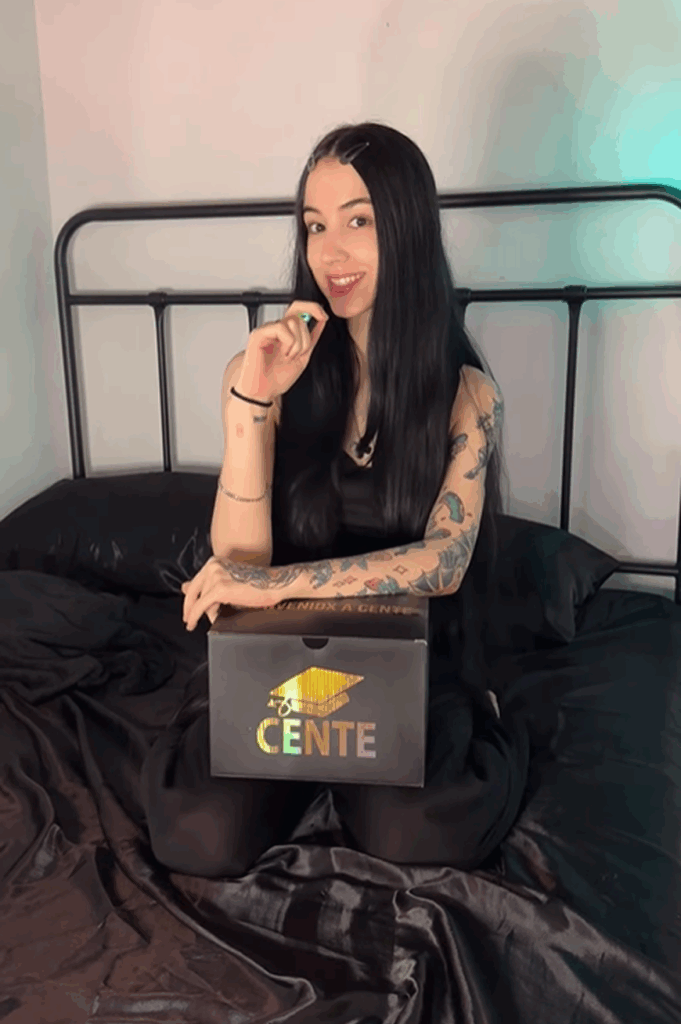 Alumna de CENTE con el kit de formación de la academia