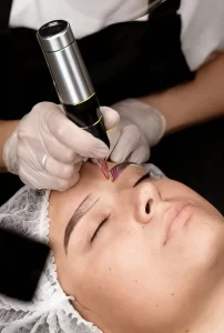 Dos manos entrelazadas con tatuajes complementarios de línea fina en las muñecas, un enchufe en una y una clavija en la otra, que encajan al juntarse