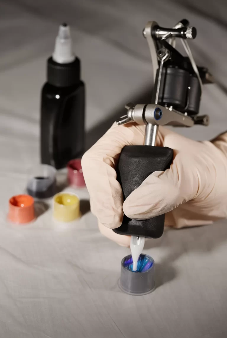 Máquina de tatuar cargada, lista para una sesión