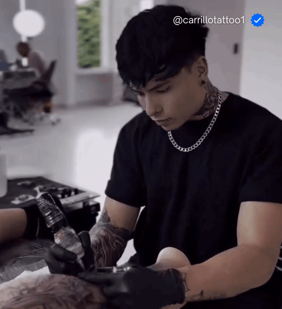 Sesión de tatuaje en un estudio profesional