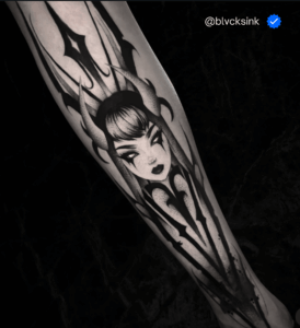 Mesa de estudio con fotografías impresas de tatuajes cicatrizados de distintos estilos: realismo en color, blackwork geométrico e irezumi japonés, junto a un cuaderno de prácticas de línea