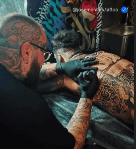 Mesa de trabajo con el diseño a lápiz, el calco y la fotografía del tatuaje ya cicatrizado colocados en fila para comparar