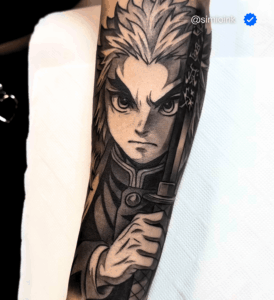 Boceto del diseño en papel junto a una versión en escala de grises, apoyados sobre el brazo del cliente para comparar valores y contraste antes de colorear