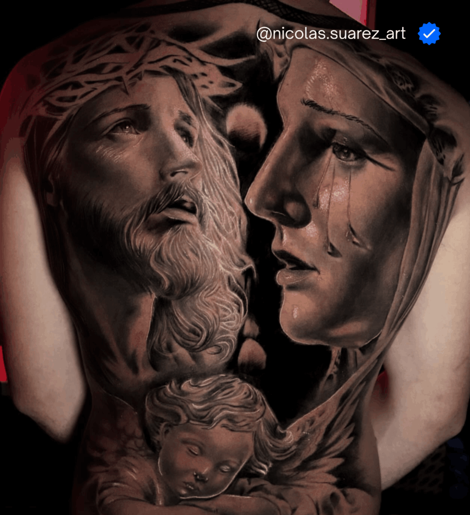 Tatuaje realista de gran formato en la espalda